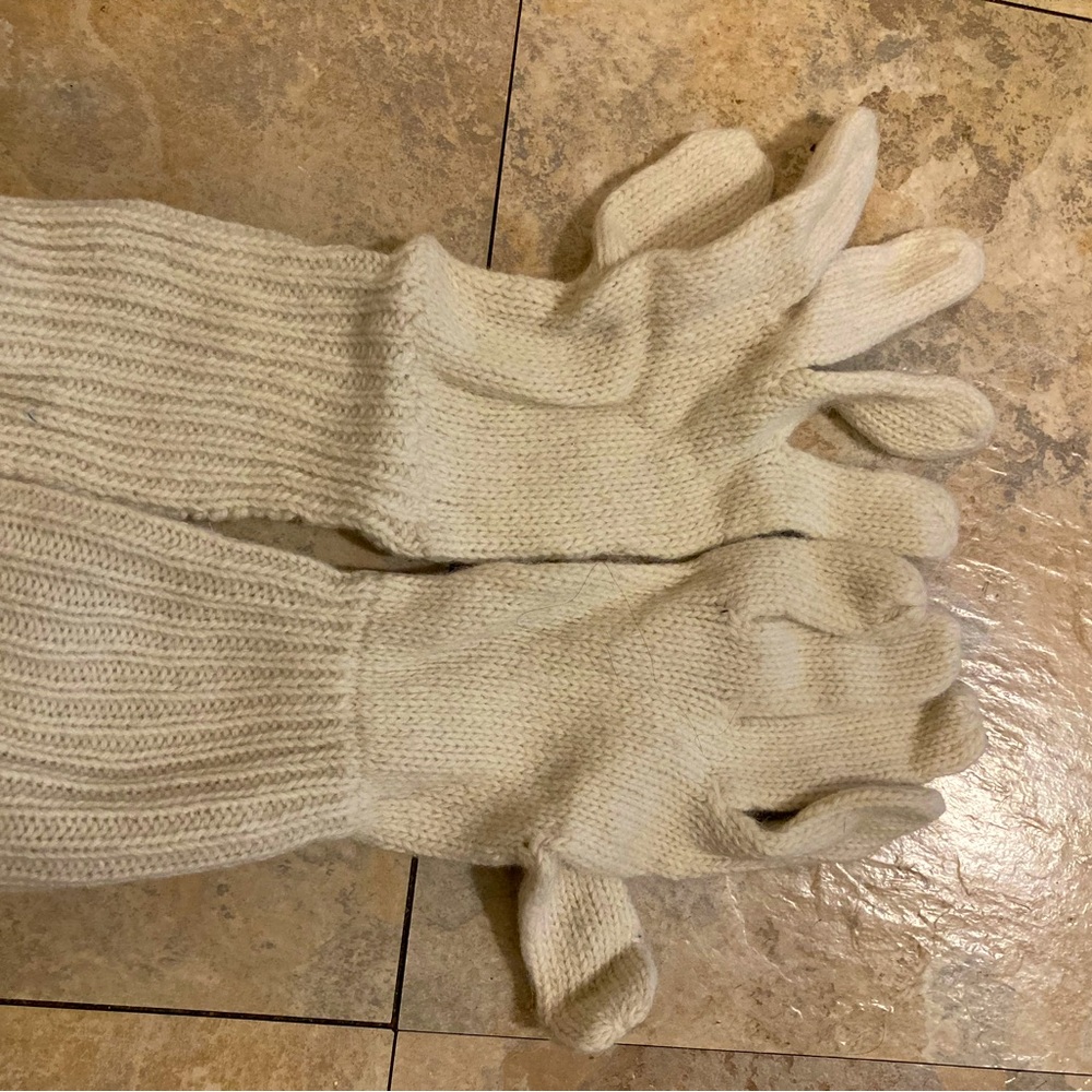 Cream wool gloves